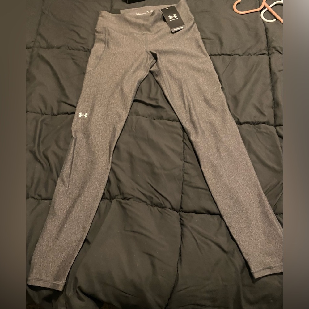 NWT UA size medium compression leggings in gray